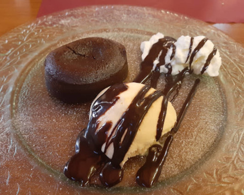 Imagen de Bomba de chocolate con helado de vainilla