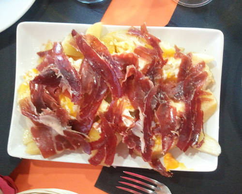 Imagen de Huevos rotos con jamón y chorizo